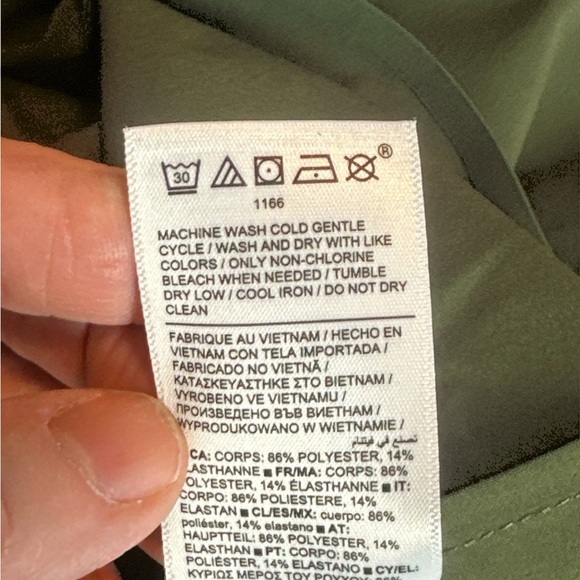 Athleta Everlasting sleeveless button-up tank olive/khaki green - Picture 9 of 11